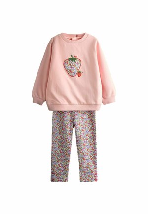 Pink langærmet top med stor blomsterjordbærapplikation og matchende leggings med blomstermønster til børn.