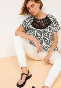 Next REGULAR FIT - Printtipaita - black white