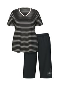 Camiseta de manga corta a rayas con escote en V en colores oscuros y rayas claras; combinada con pantalones de pijama negros que tienen un acento floral en la pierna.