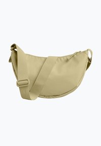 Bolso cruzado de nylon verde claro con forma curva. Presenta una correa gruesa y un cierre con cremallera. Textura suave, diseño minimalista.