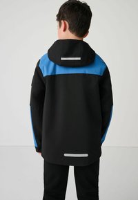 Schwarze wasserdichte Jacke mit einem blauen oberen Abschnitt und grauen reflektierenden Akzenten; verfügt über eine Kapuze und einen geraden Schnitt für zusätzliche Bewegungsfreiheit.