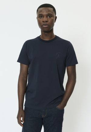 Krátke rukávy v námorníckej modrej farbe, vyrobené z hladkej tkaniny, s jemným logom na hrudi. Dizajn s okrúhlym výstrihom, voľný strih.