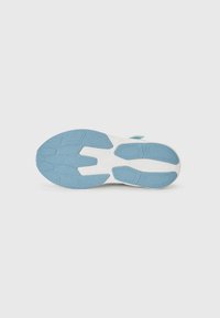 Semelle de chaussure avec une base blanche et une semelle extérieure en caoutchouc bleu, dotée d'un motif texturé pour l'adhérence et de formes ergonomiques pour la flexibilité.