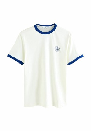 Weißes T-Shirt mit kurzen Ärmeln und blauem geripptem Kragen und Bündchen. Mit einem blauen, runden Logo auf der Brust. Weicher Baumwollstoff.