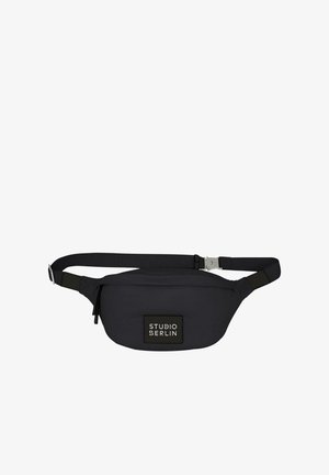 Marsupio nero in tessuto con tracolla regolabile e chiusura in argento, dotato di una patch frontale con la scritta "STUDIO BERLIN".
