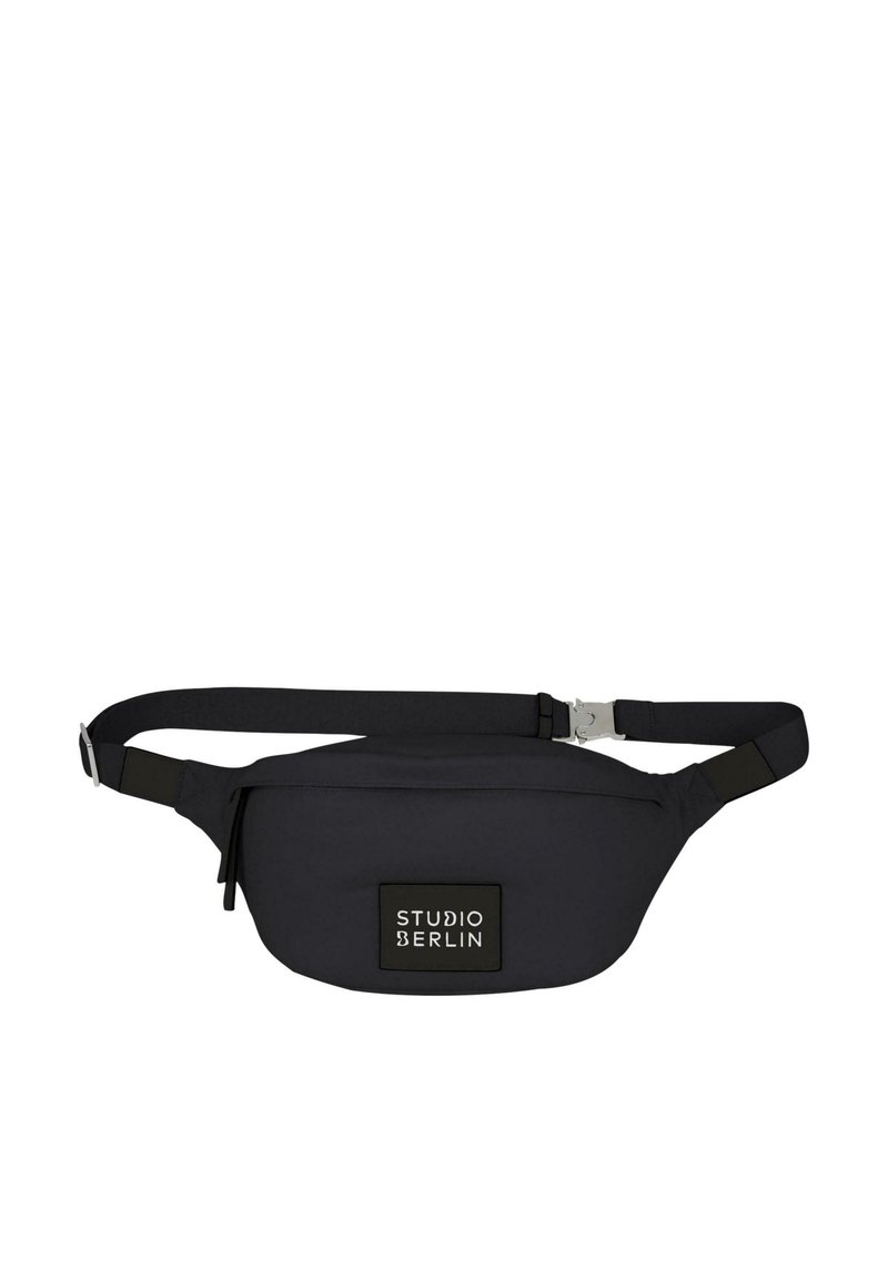 Marsupio nero in tessuto con tracolla regolabile e chiusura in argento, dotato di una patch frontale con la scritta "STUDIO BERLIN".