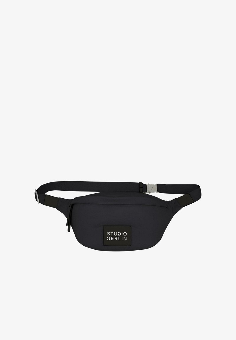 Fekete szövet övtáska állítható pánttal és ezüst csattal, az elején "STUDIO BERLIN" felirattal ellátott folttal.