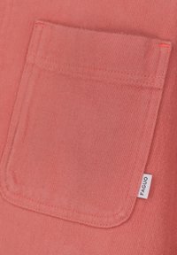 Close-up van een koraalroze stoffen zak met zichtbare stiksels en een klein wit label met de tekst "FAGUO" aan de zijkant.