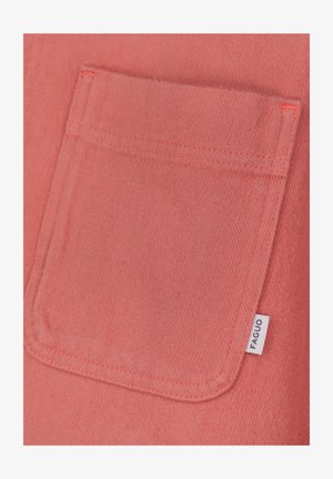 Close-up van een koraalroze stoffen zak met zichtbare stiksels en een klein wit label met de tekst "FAGUO" aan de zijkant.
