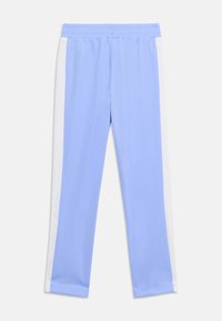 Αθλητικό παντελόνι ανοιχτού γαλάζιου χρώματος με λευκές πλαϊνές ρίγες και ελαστική μέση, απλωμένο επίπεδα σε λευκό φόντο.