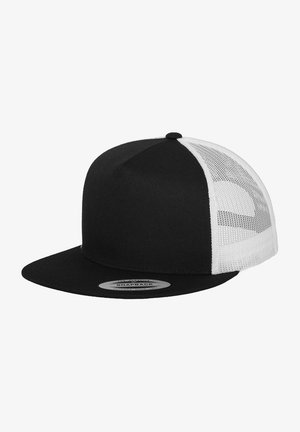 Melnā snapback cepure ar platu malu, ar pelēku acs aizmuguri un apaļu logo uzšuvumu priekšpusē. Gluda auduma, strukturēts dizains.