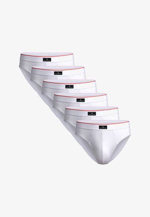 Vijf paren witte slips met rode elastische taillebanden en zwarte merklabels, die een gladde katoenen stof en een aansluitend ontwerp tonen.