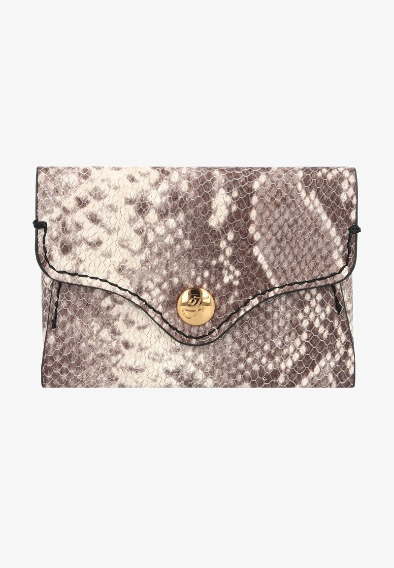 Pochette en simili serpent marron et crème, avec un rabat ondulé, des bords noirs et une fermeture à pression en métal doré.