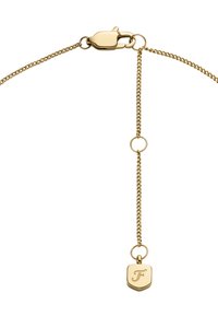 Collier en chaîne dorée avec fermoir mousqueton et extension ajustable, présentant un petit pendentif en forme de bouclier gravé de la lettre F.