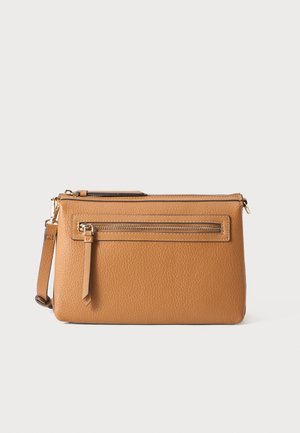 Sac bandoulière en cuir tan avec une texture granuleuse, dispose d'un compartiment principal zippé et d'une poche zippée à l'avant, comprend une bandoulière détachable.
