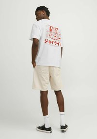 Jack & Jones JORTOKYO MARKET TEE  CREW NECK - Majica kratkih rukava s printom - bright white print:red script
