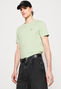 GANT SHIELD - T-shirts - milky matcha