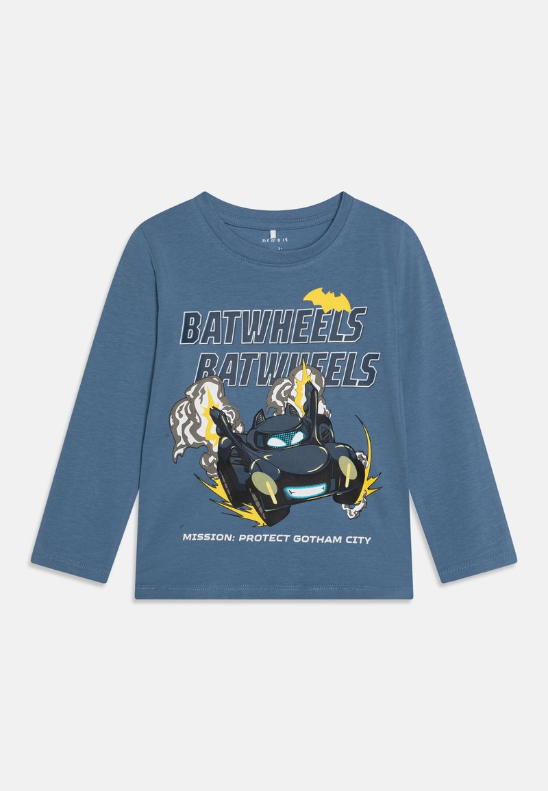 Niebieska koszulka z długim rękawem z motywem kartoonowym samochodu z płomieniami i żółtymi akcentami, z napisem "BATWHEELS" i "MISJA: CHRONIĆ GOTHAM CITY."