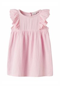 Robe en coton rose clair avec des manches à volants, tissu texturé et taille froncée. Présente un décolleté rond et une fermeture à boutons dans le dos.