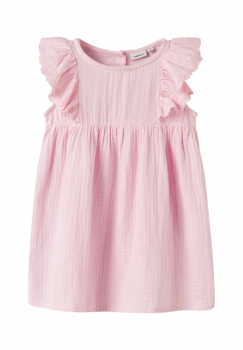 Robe en coton rose clair avec des manches à volants, tissu texturé et taille froncée. Présente un décolleté rond et une fermeture à boutons dans le dos.