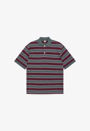 Trumpomis rankovėmis polo marškinėliai su horizontaliomis bordo ir pilkomis juostelėmis, pilku apykakle ir dviem baltais mygtukais ant sagų juostos.