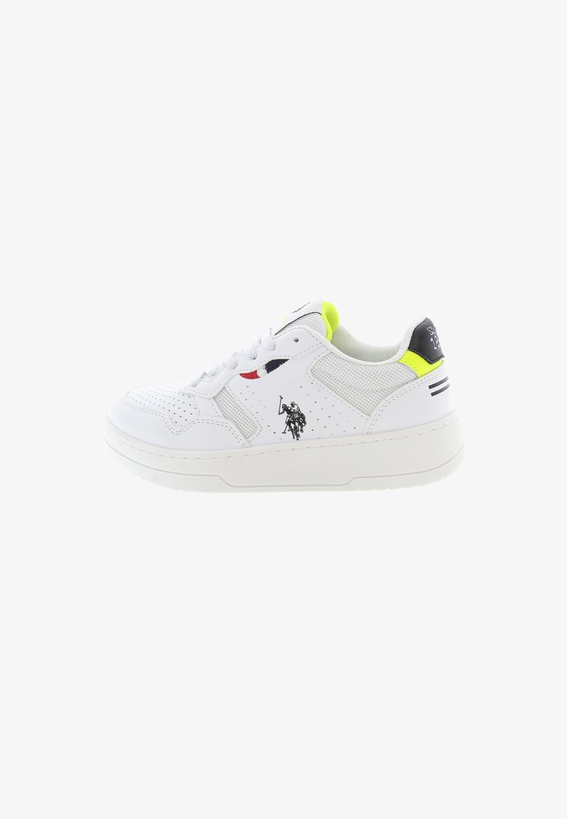 Sneaker bianca con texture perforata e pannelli in rete, dotata di un tallone nero, accenti giallo neon e un grafico di un cavaliere sul lato.