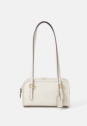 Kleine rechthoekige off-white leren handtas met lange verstelbare banden, gouden gespen en een hangend label op een effen achtergrond.
