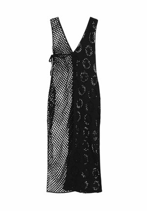 Mustast heegeldatud õlgadeta kleit, sügava V-kaelusega, millel on kaks erinevat silmuse mustrit: võrk ja lillemotiivid, ning küljes olev lipsu detail.