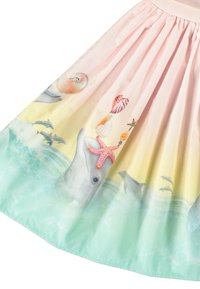 Duga suknja s plisiranima u pastelnim bojama s gradijentom od ružičaste do mente. Ilustracije uključuju dupine, morsku zvijezdu i školjke.