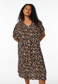 Robe imprimé léopard en noir, beige et marron. Décolleté en V, manches courtes, coupe ample, longueur genou, tissu doux avec une texture fluide.