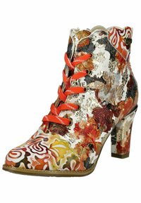 Botín multicolor de cuero texturizado, con un patrón floral, cordones naranjas, cuello con ondas y tacón alto.