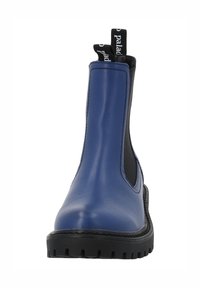 Stivaletti alla caviglia blu con una finitura lucida e elegante, pannelli laterali elastici e suola in gomma nera con motivo antiscivolo testurizzato.