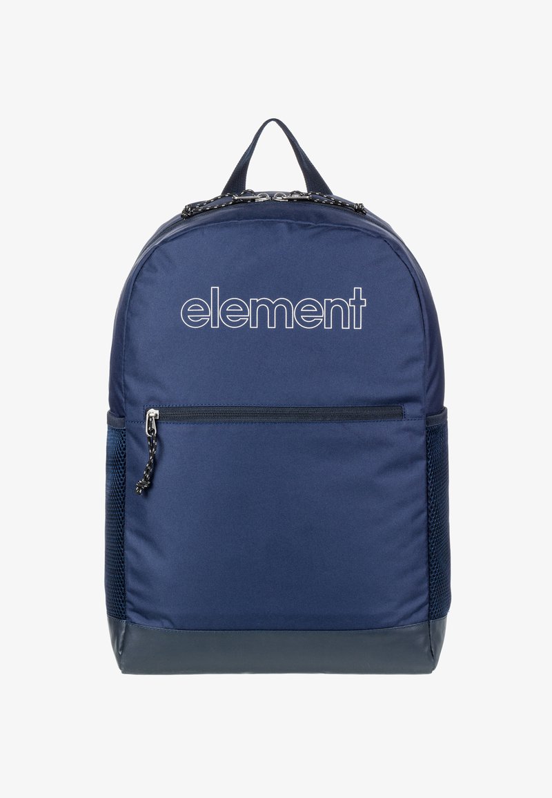 Mochila azul marino hecha de tela duradera, con un bolsillo frontal con cremallera y bolsillos laterales de malla, con un asa superior resistente y un logo.