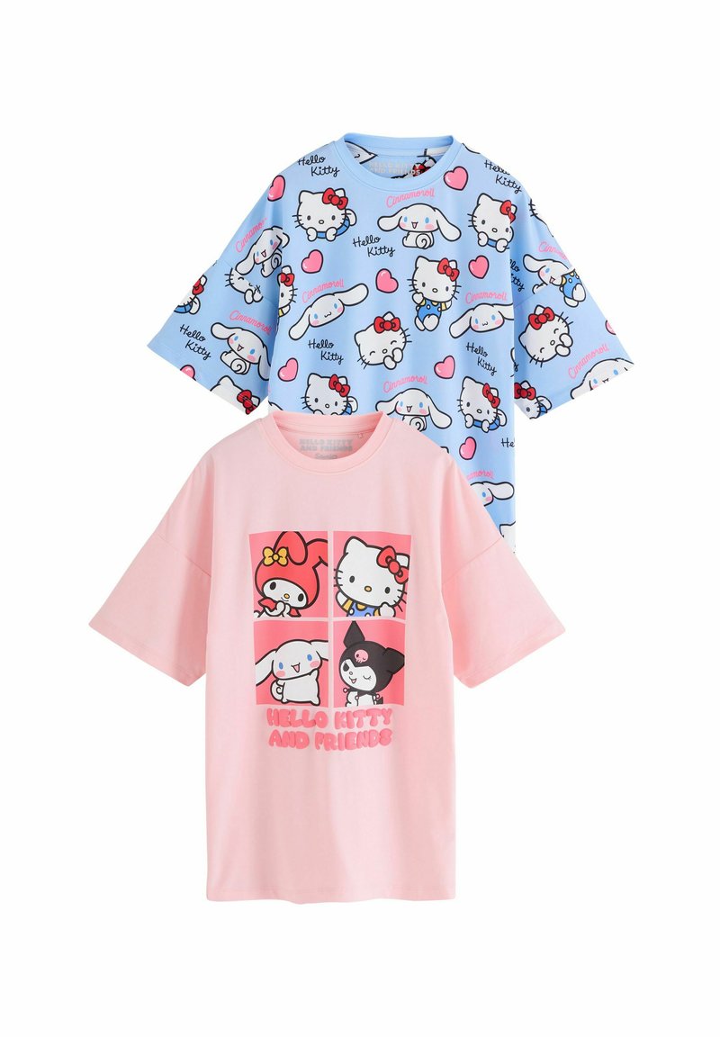 Due magliette a maniche corte: una azzurra chiaro con stampe di personaggi dei cartoni animati, l'altra rosa con una griglia di personaggi e il testo "Hello Kitty e Friends."