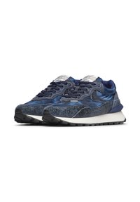 Sneakers atletici blu navy con una parte superiore in tessuto texturizzato, chiusura con lacci e una suola intermedia bianca con una robusta suola in gomma nera.