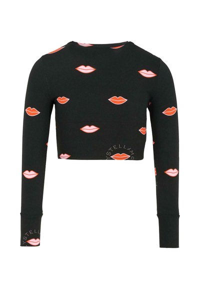 Czarny krótki top z długim rękawem, pokryty rozproszonymi nadrukami w czerwone i różowe usta oraz małym tekstem marki blisko brzegu i mankietu.