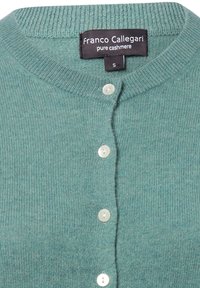 Lichtblauw kasjmier cardigan met een geribbelde ronde hals en witte knopen aan de voorkant, gemarkeerd maat klein door Franco Callegari.