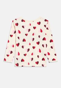 Κρεμ πουκάμισο μακρυμάνικο με ολόκληρο ανάγλυφο σχέδιο διχρωμικών καρδιών σε κόκκινο, ροζ και σκούρο μπουρντό ύφασμα.