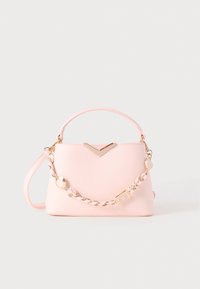 Pinkfarbene Lederhandtasche mit strukturiertem Design. Verfügt über eine goldfarbene Kette und Akzente sowie einen oberen Griff mit einem V-förmigen Detail.