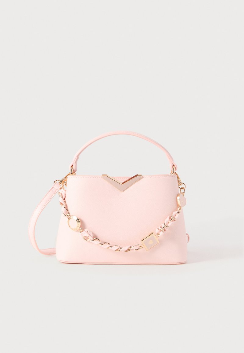 Pinkfarbene Lederhandtasche mit strukturiertem Design. Verfügt über eine goldfarbene Kette und Akzente sowie einen oberen Griff mit einem V-förmigen Detail.