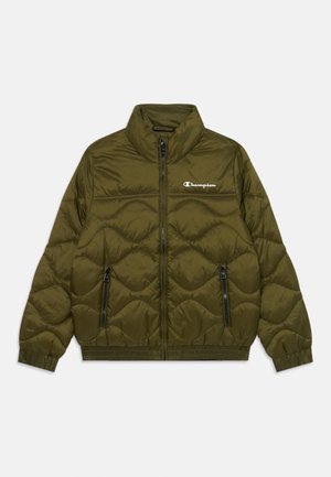 Chaqueta acolchada verde oliva con cierre frontal, cuello alto y patrón de acolchado en zigzag; cuenta con logo de la marca y dos bolsillos laterales con cremallera.