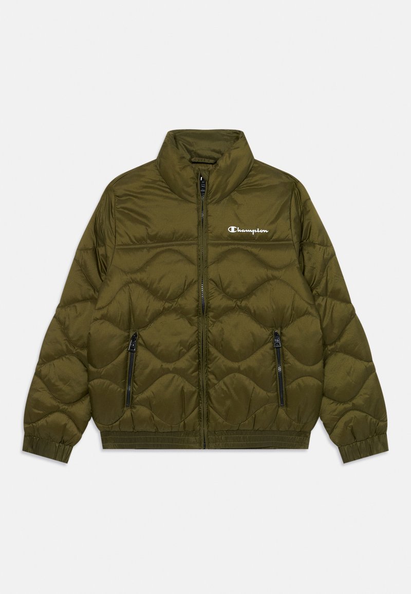 Doudoune vert olive avec fermeture éclair sur le devant, col montant et motif matelassé en zigzag ; comprend un logo de marque et deux poches latérales zippées.