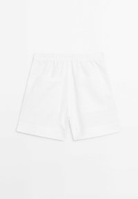 Witte shorts gemaakt van een lichtgewicht materiaal, met een elastische taille en twee achterzakken in een eenvoudig, strak ontwerp.