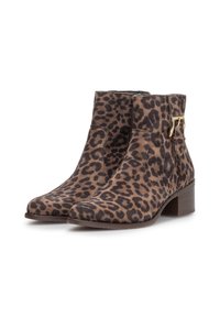 Botas de tobillo con estampado de leopardo en suave ante, con cremallera lateral y un acento dorado en la correa. Tacón bloque medio para mayor estabilidad.