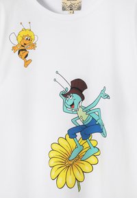 Dwa kreskówkowe owady: żółta pszczoła w locie i niebieski konik polny, który pochyla swój cylinder, stojąc na dużym żółtym kwiatku.