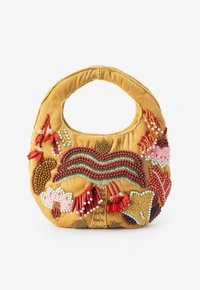 Sac à main brodé en tissu jaune moutarde avec des perles délicates en motifs floraux rouges, roses et verts. Design de poignée incurvée.