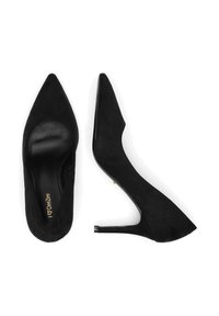 Pantofi cu toc înalt din suede negru, cu vârf ascuțit, textură fină și toc stiletto subțire. Interior moale cu detalii de branț logo.