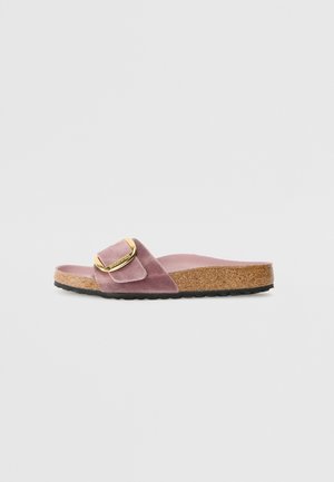 Fuchsia ruskinds slide sandal med guldkonturer, kork mellemsål og tekstureret sort gummisål, der har et bredt, åbent design.