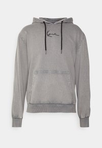 Sweat à capuche gris avec cordons noirs, poche kangourou à l'avant, poignets et ourlet côtelés, et un petit logo noir brodé sur la poitrine.