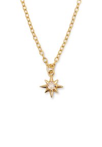 Collana d'oro con un design a catena, caratterizzata da un pendente a forma di stella adornato con una pietra centrale trasparente. Texture liscia, finitura lucida.